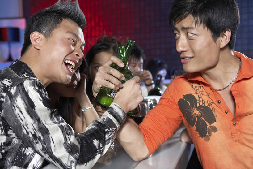 东方人,两个人,酒吧,微笑,横图,室内,夜晚,正面,侧面,聚会,夜生活,游戏,友谊,幸福,竞争,北京,亚洲,喝,庆祝,瓷器,聚餐,酒类,玩,娱乐,现代,饮食,酒,饮料,瓶子,张嘴,休闲,面对面,打闹,举杯,摄影,活动,幽默,享乐,发泄,消遣,智力,夜总会,进攻,张大嘴巴,东亚,宣泄,年轻男性,亚洲人,中国人,年轻人,张开嘴,玩耍,嬉戏,半身,彩图,精力,比尔,bj175