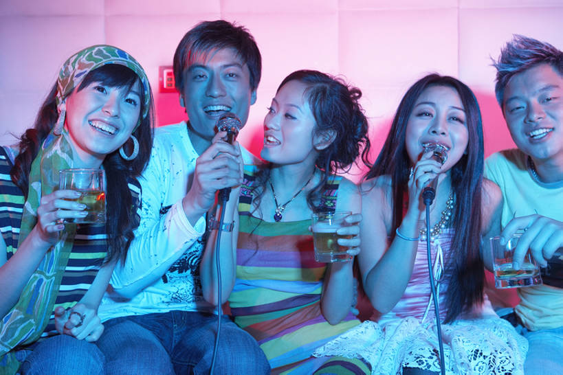 东方人,酒吧,微笑,横图,室内,夜晚,正面,聚会,夜生活,兴奋,友谊,幸福,信心,北京,中国,亚洲,五个人,表演,握,庆祝,艺术,聚餐,酒类,休闲装,娱乐,现代,刺激,饮料,张嘴,休闲,握着,摄影,ktv包厢,包厢,唱,明亮,麦克风,酷,享乐,娱乐活动,肖像,歌厅,夜总会,张大嘴巴,包房,东亚,陪同,ktv包房,陪伴,年轻男性,年轻女性,亚洲人,中国人,年轻人,张开嘴,坐着,彩图,卡拉ok,精力,伴随,bj175
