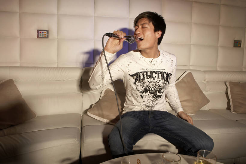 东方人,一个人,酒吧,笑,微笑,露齿笑,横图,室内,夜晚,正面,聚会,夜生活,兴奋,幸福,信心,北京,中国,亚洲,仅一个人,表演,握,艺术,聚餐,休闲装,娱乐,现代,刺激,张嘴,休闲,个性,握着,摄影,ktv包厢,包厢,唱,创造力,麦克风,享乐,娱乐活动,歌厅,夜总会,张大嘴巴,包房,东亚,ktv包房,年轻男性,亚洲人,中国人,年轻人,张开嘴,坐着,彩图,卡拉ok,精力,bj175