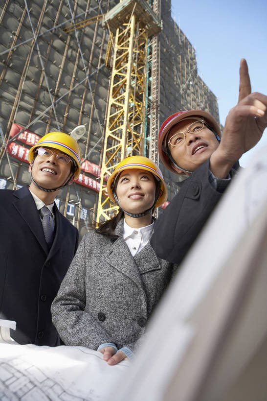 东方人,成年人,中年人,老年人,三个人,商务人士,建筑工人,建筑师,商务男性,商务女性,笑,微笑,露齿笑,竖图,室外,白天,正面,仰视,衬衫,商务,快乐,幸福,安全,成功,合作,团队,信心,计划,建筑业,技术,建筑,北京,中国,亚洲,套装,工作,防护,方向,脚手架,安全帽,建筑工地,职业,规划,摄影,生长,技巧,保护,工程,指着,享乐,都市风光,手艺,保险,商务装,合伙,蓝图,工薪阶层,东亚,发展,保全,周全,安稳,安定,贡献,技能,技艺,开端,平安,老年男性,男人,男性,年轻女性,女人,女性,中年男性,中年女性,亚洲人,中国人,年轻人,白领,上班族,说话,彩图,低角度拍摄,衬衣,欢乐,妙技,本领,工业设计师,bj175