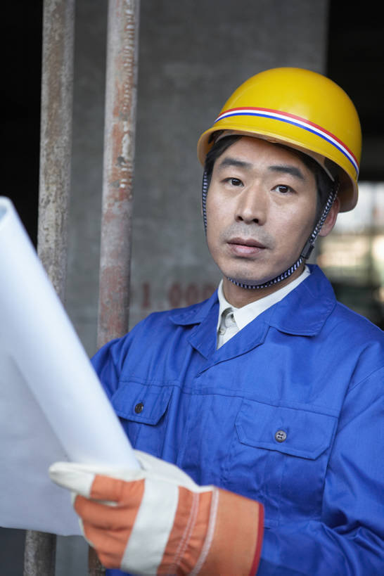 东方人,中年人,老年人,一个人,建筑工人,建筑师,竖图,室外,白天,正面,商务,兴奋,安全,成功,信心,计划,建筑业,技术,城市,建筑,北京,中国,亚洲,握,工作,木制,防护,注视,刺激,脚手架,安全帽,手套,建筑工地,观察,看,站着,职业,规划,读,握着,摄影,观看,技巧,保护,工程,察看,关注,手艺,保险,蓝图,东亚,发展,保全,周全,安稳,安定,贡献,技能,技艺,平安,危险,老年男性,男人,男性,亚洲人,中国人,半身,彩图,妙技,本领,工业设计师,bj175