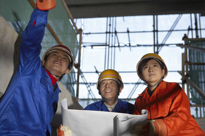 东方人,成年人,中年人,老年人,三个人,工程师,建筑工人,建筑师,笑,微笑,露齿笑,横图,室内,仰视,商务,快乐,幸福,安全,成功,合作,团队,信心,计划,建筑业,技术,城市,建筑,北京,中国,亚洲,握,检查,工作,防护,注视,方向,脚手架,安全帽,建筑工地,观察,看,职业,规划,握着,摄影,观看,技巧,保护,工程,察看,指着,享乐,关注,手艺,保险,合伙,蓝图,东亚,发展,陪同,保全,周全,安稳,安定,贡献,技能,技艺,陪伴,平安,老年男性,男人,男性,年轻男性,年轻女性,女人,女性,中年男性,亚洲人,中国人,年轻人,说话,半身,彩图,低角度拍摄,欢乐,妙技,本领,工业设计师,伴随,bj175