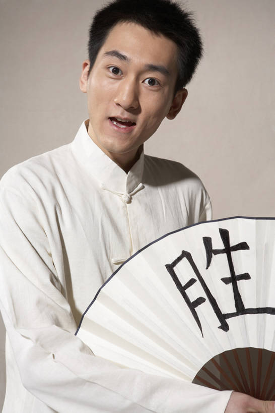 东方人,成年人,一个人,微笑,竖图,室内,白天,正面,快乐,热情,骄傲,成功,北京,中国,亚洲,仅一个男性,仅一个人,表演,握,黄色背景,节日,欢呼,庆祝,折扇,注视,文化,表演者,传统,仅一个年轻男性,观察,看,站着,庆典,汉字,握着,摄影,观看,纪念,幽默,察看,享乐,关注,国庆,中国文化,肖像,啦啦队,东亚,国庆节,获胜,年轻男性,亚洲人,中国人,年轻人,休闲活动,半身,彩图,影棚拍摄,传统服装,传统文化,bj175