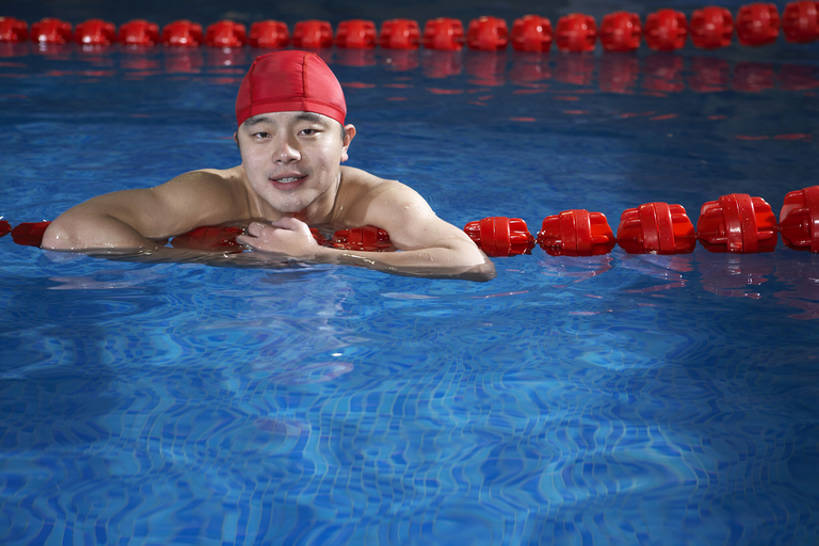 游泳,东方人,成年人,脸,头,脸颊,一个人,体育馆,健身房,游泳池,笑,微笑,露齿笑,横图,室内,留白,正面,运动服,锻炼,快乐,满意,幸福,成功,运动,合作,团队,集体,信心,竞争,水,北京,中国,亚洲,仅一个男性,仅一个人,握,服装,水池,水面,训练,注视,泳池,泳道,队伍,肩膀,仅一个年轻男性,衣服,观察,看,休闲,健康,放松,活力,平衡,握着,摄影,服饰,生长,观看,活动,动作,察看,游泳馆,专心,享乐,衣着,成就,穿着,关注,游泳帽,决心,努力,合伙,挑战,东亚,衣饰,技能,进展,男人,男性,年轻男性,亚洲人,中国人,年轻人,头部,脸部,脸蛋,面部,休闲活动,彩图,高角度拍摄,欢乐,运动装,健身俱乐部,bj175