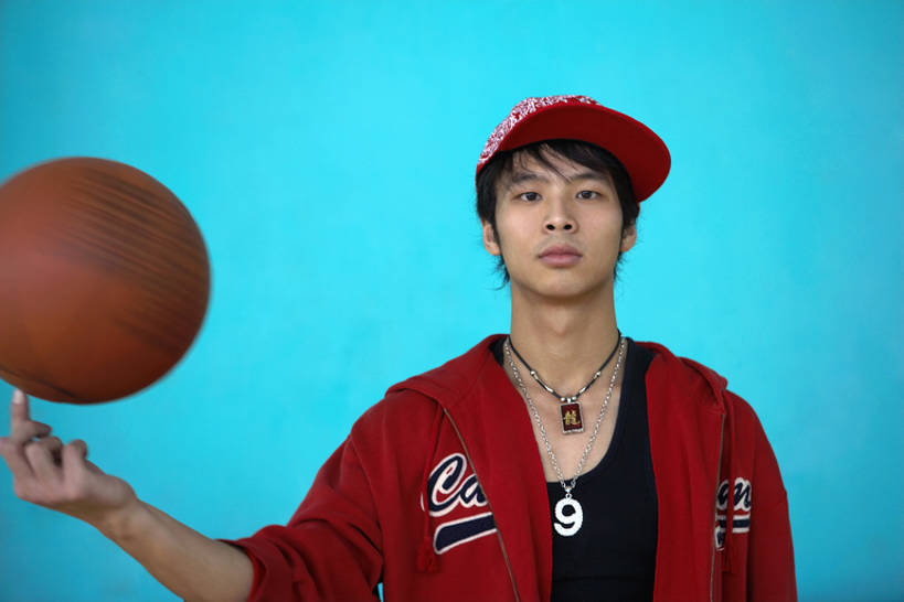 东方人,少年,成年人,一个人,学生,举,横图,室内,正面,运动模糊,时尚,游戏,快乐,幸福,运动,北京,中国,亚洲,仅一个男性,仅一个人,握,黄色背景,棒球帽,篮球运动员,注视,休闲装,旋转,娱乐,球,仅一个年轻男性,蓝色,观察,看,手势,托,站着,健康,鸭舌帽,活力,平衡,握着,摄影,观看,活动,动作,控制,察看,酷,嘻哈,享乐,关注,努力,街头篮球,挑战,篮球运动,东亚,认真,男人,男性,年轻男性,亚洲人,中国人,年轻人,休闲活动,举起,举手,举着,向上举,向上伸,向上托,半身,彩图,影棚拍摄,打手势,态度,bj175