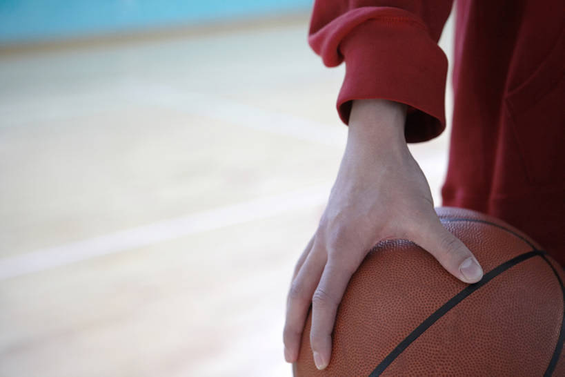 少年,手,一个人,体育馆,健身房,运动场,横图,竖图,室内,特写,白天,时尚,游戏,运动,信心,城市,北京,中国,亚洲,仅一个男性,仅一个人,握,球场,竞技运动,篮球运动员,体育场,球,仅一个年轻男性,站着,健康,个性,握着,摄影,部分,专心,酷,嘻哈,风格,决心,街头篮球,篮球运动,东亚,运动馆,体育活动,男人,男性,年轻男性,中国人,年轻人,休闲活动,彩图,态度,bj175