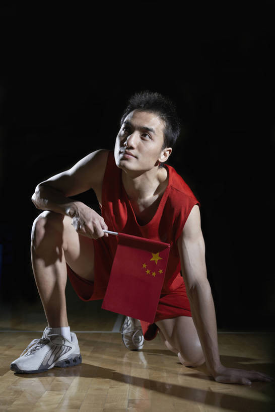 东方人,成年人,一个人,运动员,体育馆,健身房,运动场,蹲,竖图,室内,正面,运动服,运动鞋,游戏,骄傲,运动,信心,竞争,旗帜,国旗,鞋子,北京,中国,亚洲,仅一个男性,仅一个人,表演,握,服装,节日,庆祝,球场,竞技运动,篮球运动员,文化,体育场,球,仅一个年轻男性,衣服,看,庆典,健康,力量,握着,摄影,服饰,纪念,衣着,穿着,国庆,决心,身份,篮球运动,中国国旗,东亚,爱国主义,国庆节,运动馆,衣饰,男人,男性,年轻男性,亚洲人,中国人,年轻人,跪着,彩图,全身,运动装,摆拍,bj175