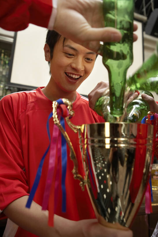 啤酒,东方人,成年人,手,一个人,酒吧,笑,微笑,露齿笑,竖图,室内,白天,正面,运动服,制服,时尚,夜生活,快乐,兴奋,友谊,幸福,热情,成功,运动,吧台,北京,中国,亚洲,仅一个男性,仅一个人,倒,连接,握,欢呼,庆祝,折扇,食品,酒类,饮品,娱乐,饮食,刺激,食物,饮料,仅一个年轻男性,瓶子,站着,啤酒瓶,个性,活力,握着,摄影,生活方式,支撑,第一,酷,享乐,愉悦,可口,东亚,爱国主义,投影屏幕,适口,获胜,男人,男性,年轻男性,亚洲人,中国人,年轻人,半身,彩图,欢乐,酒馆,奖杯,bj175