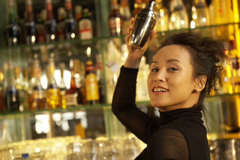 葡萄酒,东方人,成年人,中年人,老年人,脸,头,脸颊,一个人,酒吧,举,笑,微笑,露齿笑,横图,室内,侧面,快乐,幸福,北京,中国,亚洲,倒,握,准备,食品,调酒器,酒类,饮品,扭头,注视,娱乐,饮食,肩膀,调酒师,架子,食物,饮料,瓶子,观察,看,站着,转头,服务,握着,摄影,生活方式,观看,混合,察看,享乐,愉悦,关注,可口,摇动,华贵,肖像,东亚,适口,老年女性,亚洲人,中国人,头部,脸部,脸蛋,面部,彩图,欢乐,酒馆,bj175