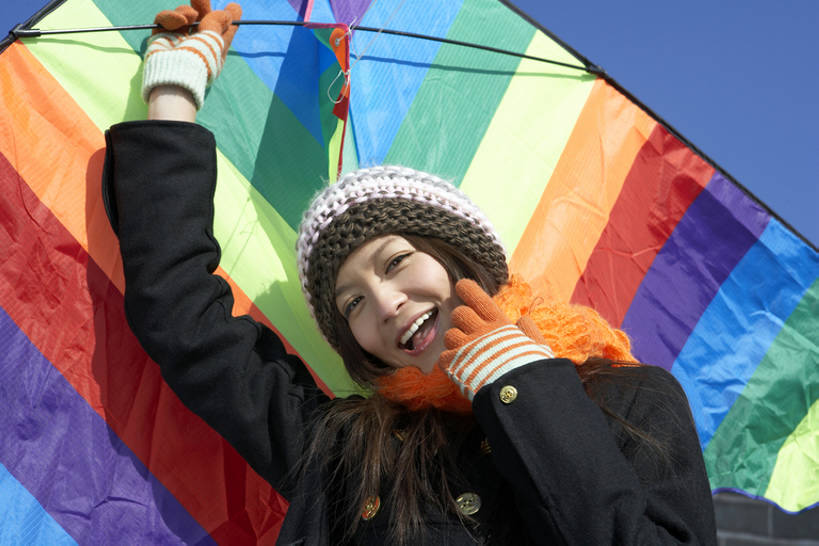 东方人,一个人,举,微笑,横图,室外,白天,正面,仰视,度假,探险,幸福,纯洁,运动,苍蝇,帽子,北京,中国,亚洲,仅一个年轻女性,仅一个女性,仅一个人,握,装饰,玩,注视,外套,风筝,手套,围巾,观察,看,站着,休闲,温暖,可爱,童年,童趣,握着,摄影,围脖,观看,保暖,华丽,点缀,察看,享乐,愉悦,御寒,早晨,关注,中国文化,肖像,爱好,户外活动,童真,东亚,烂漫,无邪,衬托,美观,雅致,雅观,茄克,天真,年轻女性,女人,女性,亚洲人,中国人,年轻人,休闲活动,半身,彩图,低角度拍摄,bj175