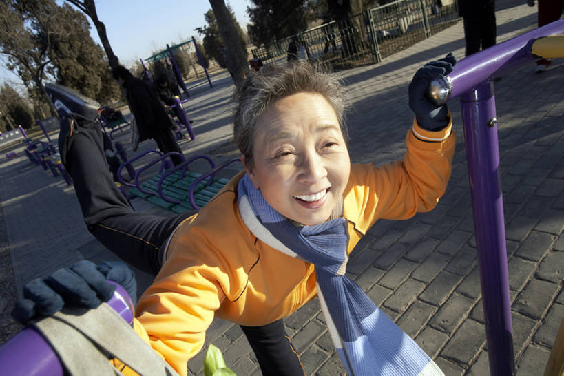 老年人,一个人,妻子,母亲,祖母,公园,站,微笑,横图,室外,白天,侧面,锻炼,满意,幸福,信心,北京,中国,亚洲,仅一个女性,仅一个人,伸展,准备,装饰,年轻,玩,休闲装,围巾,站着,仅一个中年女性,休闲,健康,温暖,放松,活力,平衡,舒展,摄影,生活方式,围脖,保暖,单腿,华丽,点缀,御寒,都市风光,决心,播放,东亚,衬托,美观,雅致,雅观,茄克,老年女性,女人,女性,中国人,休闲活动,站立,彩图,bj175