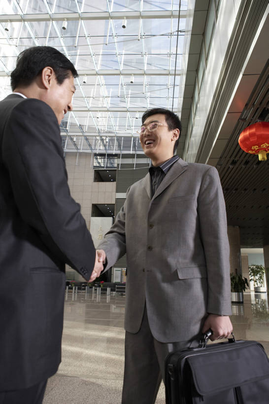 成年人,中年人,老年人,两个人,同事,商务人士,商务男性,办公室,握手,笑,微笑,露齿笑,竖图,室内,白天,侧面,仰视,衬衫,西装,商务,快乐,幸福,成功,合作,团队,集体,信心,技术,北京,中国,亚洲,套装,正装,庆祝,包,公文包,眼镜,队伍,背面,站着,职业,面对面,电脑包,同意,摄影,技巧,权威,领导,享乐,经理,成就,问候,手艺,候机室,商务装,合伙,领袖,工薪阶层,东亚,一套,提包,技能,技艺,老年男性,男人,男性,中年男性,中国人,年轻人,白领,上班族,说话,彩图,低角度拍摄,衬衣,欢乐,妙技,本领,首席执行官,商务旅行,bj175