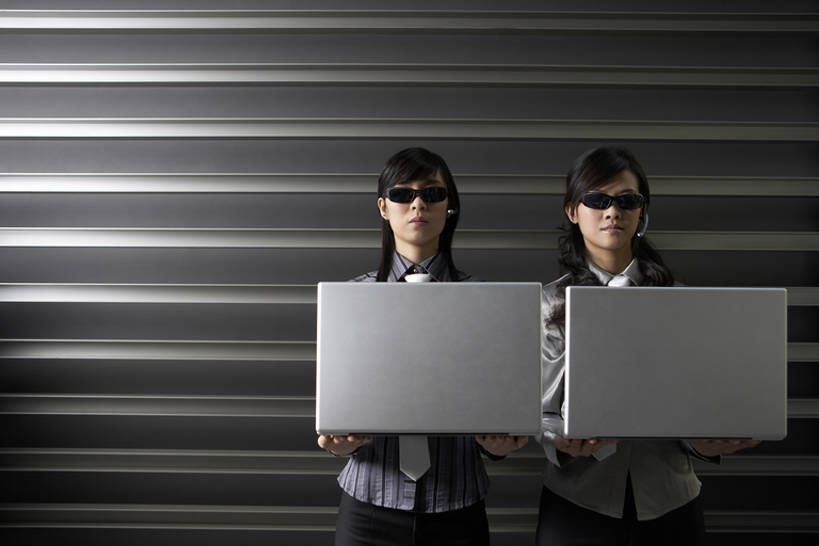 成年人,两个人,商务人士,商务女性,横图,室外,白天,留白,正面,商务,通讯,成功,团队,信心,竞争,笔记本电脑,技术,车库,中国,亚洲,一排,表演,敲打,握,套装,正装,整齐,并排,联系,注视,输入,排列,耳机,太阳镜,打字,观察,看,站着,职业,概念,力量,平衡,想,握着,财富,摄影,观看,技巧,点击,敲击,控制,察看,便利,专心,酷,队列,关注,决心,手艺,东亚,保镖,陪同,铝,无线电技术,一致,技能,技艺,陪伴,能力,认真,按键,计算机,年轻女性,女人,女性,中国人,年轻人,白领,半身,彩图,妙技,焦距,陨铁,本领,伴随,bj175