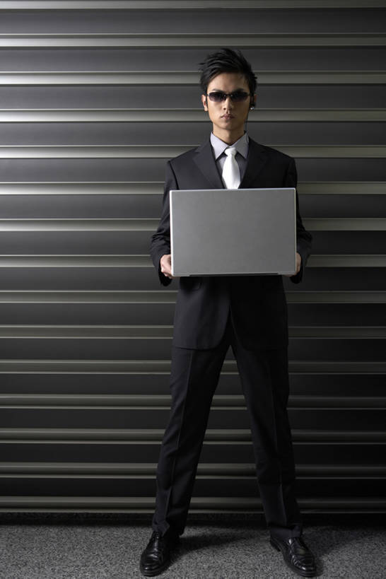 成年人,一个人,商务人士,商务男性,竖图,室外,白天,正面,衬衫,商务,通讯,成功,信心,竞争,笔记本电脑,技术,车库,中国,亚洲,仅一个男性,仅一个人,表演,敲打,握,套装,正装,联系,注视,输入,现代,仅一个年轻男性,耳机,太阳镜,打字,观察,看,站着,职业,概念,力量,平衡,想,握着,财富,摄影,生活方式,观看,技巧,点击,敲击,控制,察看,便利,专心,酷,关注,决心,手艺,商务装,工薪阶层,东亚,保镖,陪同,铝,无线电技术,一致,技能,技艺,陪伴,能力,认真,按键,计算机,男人,男性,年轻男性,中国人,年轻人,白领,上班族,彩图,全身,衬衣,妙技,焦距,陨铁,本领,伴随,bj175