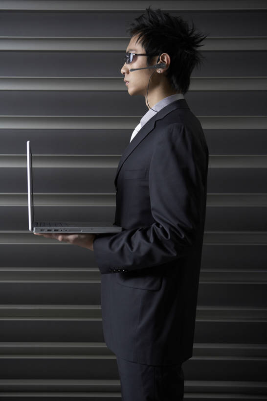 成年人,一个人,商务人士,商务男性,竖图,室外,白天,侧面,衬衫,商务,通讯,成功,信心,竞争,笔记本电脑,技术,车库,中国,亚洲,仅一个男性,仅一个人,表演,敲打,握,套装,正装,联系,输入,现代,仅一个年轻男性,耳机,太阳镜,打字,站着,职业,概念,力量,平衡,想,握着,财富,摄影,生活方式,技巧,点击,敲击,控制,便利,专心,麦克风,酷,决心,手艺,商务装,工薪阶层,东亚,保镖,陪同,铝,无线电技术,一致,技能,技艺,陪伴,能力,认真,按键,计算机,男人,男性,年轻男性,中国人,年轻人,白领,上班族,彩图,衬衣,妙技,焦距,陨铁,本领,伴随,bj175