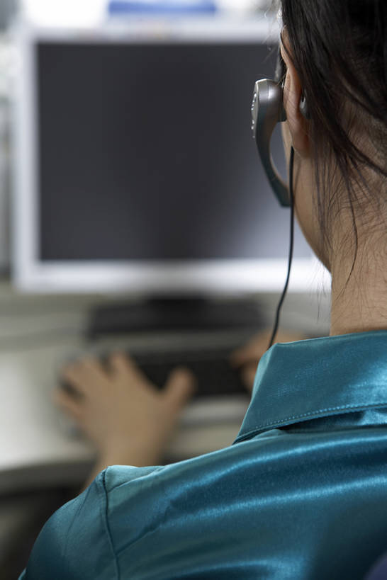 东方人,成年人,脸,头,脸颊,一个人,商务人士,服务员,电话接线员,商务女性,办公室,打电话,竖图,室内,白天,留白,商务,通讯,成功,信心,电脑,显示器,鼠标,键盘,互联网,技术,城市,北京,中国,亚洲,仅一个年轻女性,仅一个女性,仅一个人,连接,敲打,握,正装,工作,网络,手表,联系,输入,输入设备,通讯设备,肩膀,背面,耳机,打字,职业,台式电脑,服务,握着,摄影,技巧,点击,协助,敲击,控制,便利,呼叫中心,手艺,通信设备,网上冲浪,输出设备,东亚,接待员,无线电技术,技能,技艺,按键,计算机,年轻女性,女人,女性,亚洲人,中国人,年轻人,头部,脸部,脸蛋,面部,服务生,侍者,说话,坐着,彩图,妙技,本领,bj175