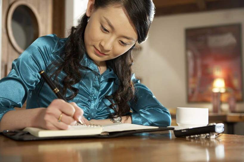 东方人,成年人,一个人,学生,书店,微笑,横图,室内,白天,正面,满意,手机,北京,中国,亚洲,仅一个年轻女性,仅一个女性,仅一个人,写,工作,手表,咖啡杯,注视,书桌,水笔,打字,观察,看,思考,放松,个性,规划,摄影,观看,日记,察看,专心,关注,咖啡店,网上冲浪,智能手机,东亚,孤独,年轻女性,女人,女性,亚洲人,中国人,年轻人,书,坐着,半身,彩图,咖啡馆,bj175