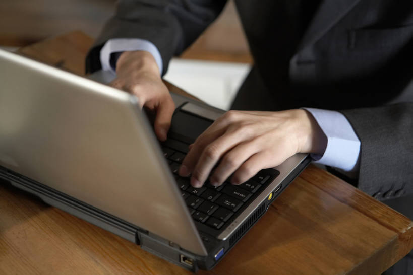 成年人,手,一个人,商务人士,学生,商务男性,书店,横图,室内,特写,白天,正面,衬衫,西装,商务,通讯,笔记本电脑,技术,桌子,北京,中国,亚洲,敲打,套装,正装,朦胧,模糊,电子邮件,联系,输入,书桌,打字,职业,思考,个性,摄影,点击,敲击,部分,专心,咖啡店,商务装,网上冲浪,工薪阶层,东亚,一套,无线电技术,寂静,孤独,按键,计算机,年轻男性,中国人,年轻人,白领,上班族,坐着,彩图,高角度拍摄,衬衣,咖啡馆,bj175