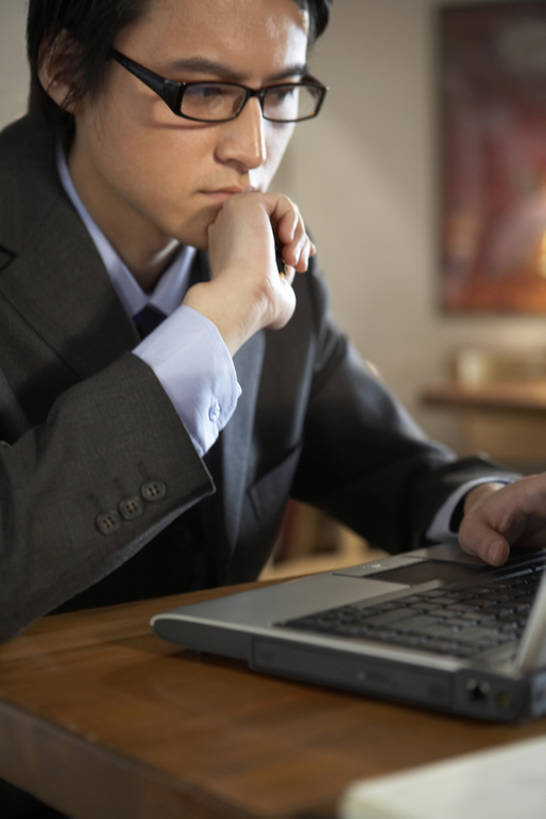 东方人,成年人,一个人,商务人士,学生,商务男性,书店,竖图,室内,特写,白天,侧面,衬衫,西装,商务,通讯,笔记本电脑,技术,桌子,北京,中国,亚洲,仅一个男性,仅一个人,敲打,套装,正装,电子邮件,眼镜,领带,联系,输入,书桌,仅一个年轻男性,打字,职业,思考,个性,想,摄影,点击,敲击,专心,咖啡店,商务装,网上冲浪,工薪阶层,东亚,一套,无线电技术,寂静,想法,孤独,按键,计算机,年轻男性,亚洲人,中国人,年轻人,白领,上班族,坐着,半身,彩图,衬衣,咖啡馆,bj175