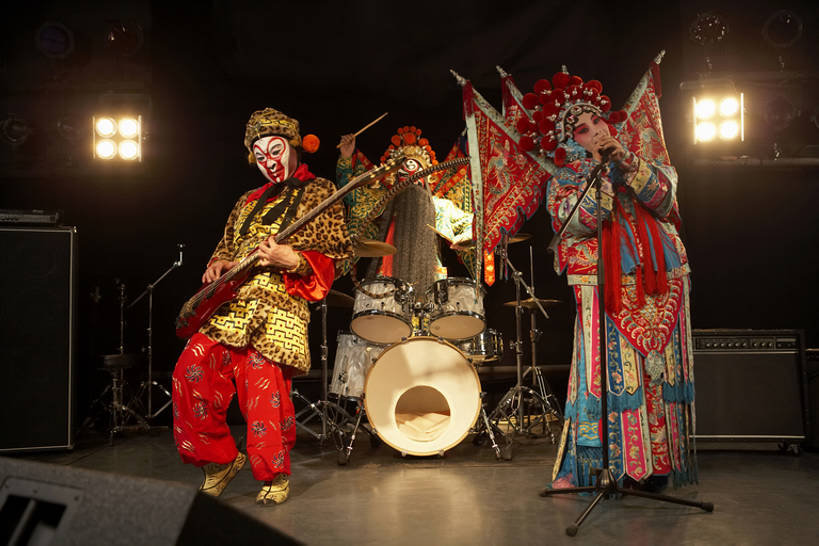 东方人,胡须,三个人,演员,电影明星,舞台,横图,彩色,室内,正面,民族服装,奢侈,合作,团队,旗帜,珠宝,刺绣,北京,中国,亚洲,西方,乐队,表演,握,摇摆,服装,艺术,人物,面具,头巾,头饰,支架,贝斯,低音吉他,电吉他,鼓,吉他,乐器,弦乐器,古典,豪华,音乐,玩,文化,表演者,喇叭,现代,传统,东方,架子,扮演,衣服,发饰,化妆品,比较,灌篮,握着,摄影,服饰,五颜六色,唱,华丽,支撑,古装,色彩斑斓,演出,袖子,麦克风,愉悦,武士,旧的,文学,扩音器,中国文化,弹拨弦鸣乐器,话筒架,播放,改变,五彩缤纷,反差,合伙,演出服,鼓槌,京剧,东亚,将军,东亚文化,歌剧,五彩斑斓,富丽,韵味,华美,五光十色,美猴王,老年男性,男人,男性,年轻男性,年轻女性,女人,女性,亚洲人,中国人,年轻人,胡子,络腮胡,歌手,影视明星,彩图,全身,传统服装,民俗服,化装,锦缎,麦克风架,中国戏曲,舞台灯光,电贝斯,摇摆舞,弹拨弦乐器,电吉它,传统文化,华侈,奢华,拨弦乐器,弹拨乐器,京剧演员,超现实主义,流派,艺术流派,bj175