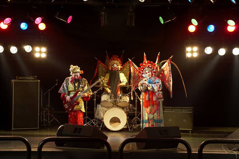 东方人,胡须,三个人,演员,电影明星,舞台,横图,彩色,室内,正面,民族服装,奢侈,合作,团队,旗帜,珠宝,刺绣,北京,中国,亚洲,西方,乐队,表演,握,摇摆,服装,艺术,人物,面具,头巾,头饰,支架,贝斯,低音吉他,电吉他,鼓,吉他,乐器,弦乐器,古典,豪华,美丽,音乐,玩,文化,表演者,喇叭,现代,传统,东方,架子,扮演,衣服,发饰,化妆品,比较,灌篮,握着,摄影,服饰,五颜六色,唱,华丽,支撑,古装,色彩斑斓,演出,袖子,麦克风,愉悦,武士,旧的,文学,扩音器,中国文化,弹拨弦鸣乐器,话筒架,播放,改变,五彩缤纷,反差,合伙,演出服,鼓槌,京剧,东亚,将军,东亚文化,歌剧,五彩斑斓,富丽,韵味,华美,五光十色,美猴王,老年男性,男人,男性,年轻男性,年轻女性,女人,女性,亚洲人,中国人,年轻人,胡子,络腮胡,歌手,影视明星,彩图,全身,传统服装,民俗服,化装,锦缎,麦克风架,中国戏曲,舞台灯光,电贝斯,摇摆舞,弹拨弦乐器,电吉它,传统文化,华侈,奢华,拨弦乐器,弹拨乐器,京剧演员,超现实主义,流派,艺术流派,bj175