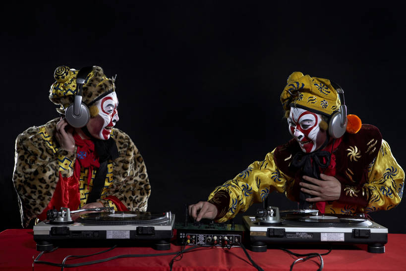 东方人,两个人,演员,舞台,笑,微笑,横图,室内,正面,民族服装,奢侈,合作,团队,数据,桌子,北京,中国,亚洲,西方,表演,摇摆,黑色背景,服装,艺术,人物,信息,唱片,古典,豪华,音乐,听,玩,文化,存储介质,表演者,现代,传统,东方,衣服,耳机,化妆品,站着,比较,灌篮,摄影,服饰,碟片,华丽,古装,存储,混合,专心,酷,愉悦,都市风光,旧的,中国文化,播放,改变,典礼,合伙,打碟,dj师,唱片骑士,黑胶唱片,京剧,东亚,东亚文化,陪同,歌剧,富丽,韵味,华美,陪伴,美猴王,男人,男性,年轻男性,亚洲人,中国人,年轻人,半身,彩图,影棚拍摄,传统服装,民俗服,化装,装扮,中国戏曲,喜剧演员,摇摆舞,传统文化,华侈,奢华,京剧演员,磁带录音机,伴随,bj175