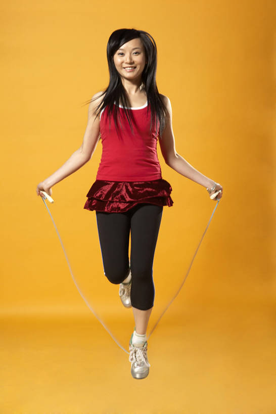 东方人,成年人,一个人,跳,跳绳,笑,微笑,露齿笑,竖图,正面,运动服,锻炼,游戏,快乐,幸福,运动,北京,中国,亚洲,仅一个年轻女性,仅一个女性,仅一个人,黄色背景,服装,半空,玩,注视,衣服,黄色,观察,看,健康,活力,摄影,服饰,观看,察看,享乐,衣着,愉悦,工作室,穿着,关注,东亚,衣饰,无忧无虑,蹦,年轻女性,女人,女性,亚洲人,中国人,年轻人,彩图,全身,影棚拍摄,欢乐,运动装,bj175