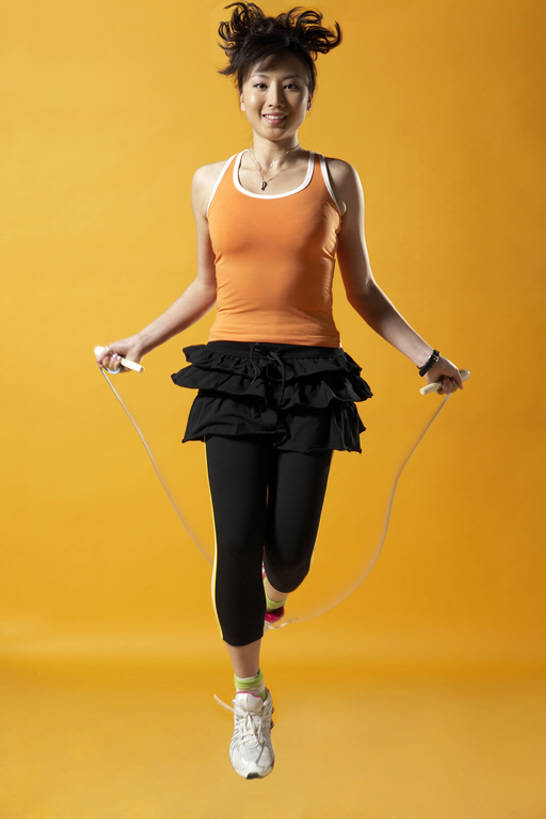 东方人,成年人,一个人,跳,跳绳,笑,微笑,露齿笑,竖图,正面,运动服,锻炼,游戏,快乐,幸福,运动,北京,中国,亚洲,仅一个年轻女性,仅一个女性,仅一个人,黄色背景,服装,半空,玩,注视,衣服,黄色,观察,看,健康,活力,摄影,服饰,观看,察看,享乐,衣着,愉悦,工作室,穿着,关注,东亚,衣饰,无忧无虑,蹦,年轻女性,女人,女性,亚洲人,中国人,年轻人,彩图,全身,影棚拍摄,欢乐,运动装,bj175