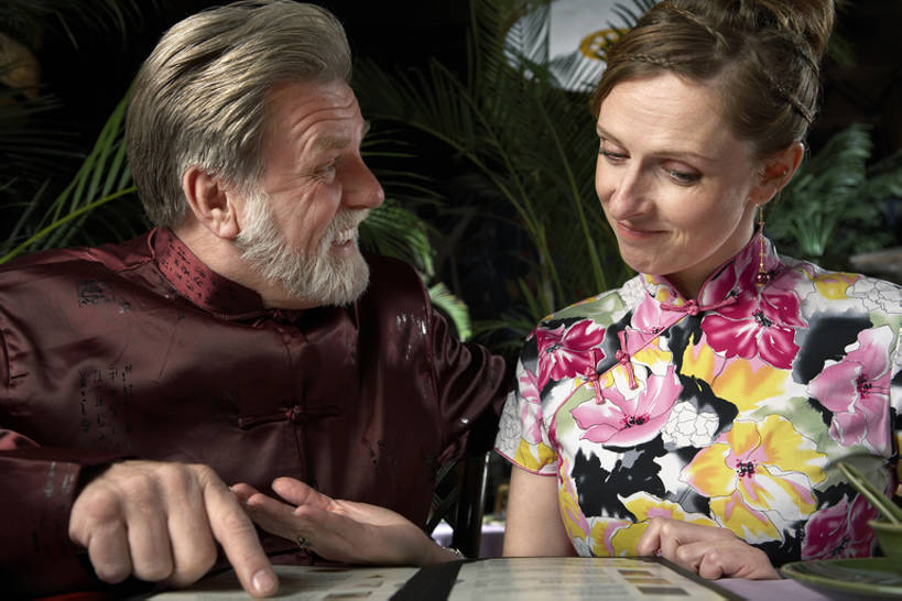 成年人,中年人,老年人,胡须,两个人,丈夫,妻子,微笑,横图,室内,正面,爱情,吃饭,快乐,友谊,幸福,餐桌,北京,中国,亚洲,连接,旗袍,庆祝,饭厅,食品,浪漫,联系,饮食,菜单,装饰物,茶馆,中国菜,温暖,温馨,面对面,恩爱,决定,约会,恋人,摄影,纪念,留念,和睦,指着,高雅,享乐,膳食,中国文化,肖像,选择,怀念,饥饿,东亚,枣椰子,陪同,陪伴,劝说,老年男性,男人,男性,女人,女性,中年女性,白种人,年轻人,胡子,络腮胡,情侣,坐着,半身,彩图,传统服装,爱,餐馆,伴侣,融洽,传统文化,饿,伴随,bj175