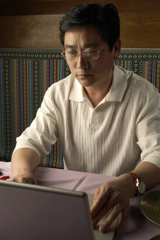 东方人,成年人,中年人,老年人,一个人,商务人士,商务男性,竖图,室内,正面,衬衫,吃饭,商务,通讯,成功,合作,笔记本电脑,技术,餐桌,桌子,北京,中国,亚洲,仅一个男性,仅一个人,仅一个中年男性,敲打,套装,工作,会议,电子邮件,眼镜,饭厅,食品,联系,输入,现代,茶馆,打字,思考,想,沉思,读,摄影,点击,敲击,肖像,商务装,网上冲浪,合伙,工薪阶层,东亚,无线电技术,按键,计算机,男人,男性,亚洲人,中国人,白领,上班族,坐着,半身,彩图,衬衣,餐馆,bj175