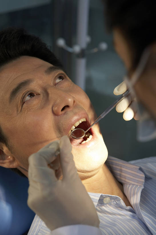 东方人,成年人,中年人,老年人,脸,头,脸颊,手,牙齿,两个人,医生,病人,护士,办公室,医院,躺,竖图,室内,特写,侧面,满意,安全,机器,技术,镜子,北京,中国,亚洲,握,开,检查,研究,工作,医学,工具,防护,干净,设备,现代,肩膀,手套,打开,站着,张嘴,医护人员,医疗人员,职业,健康,怪脸,服务,伸手,握着,摄影,技巧,保护,害怕,刮,吊钩,权威,体检,医疗,医疗设备,卫生,牙科设备,指着,开启,恐怖,忧虑,关爱,痛苦,手艺,医疗器械,保险,医疗工具,张大嘴巴,东亚,实验服,口腔卫生,医疗机构,保全,周全,安稳,安定,防护手套,责任,技能,技艺,检测工具,拷问,卧着,平安,信任,男人,男性,女人,女性,亚洲人,中国人,年轻人,头部,齿,脸部,脸蛋,面部,牙,牙龈,大夫,牙医,张开嘴,清洗,躺着,卧,坐着,彩图,高角度拍摄,病院,诊所,牙科椅,牙科治疗椅,牙椅,妙技,本领,折角镜,门诊部,口腔医学,体格检查,bj175