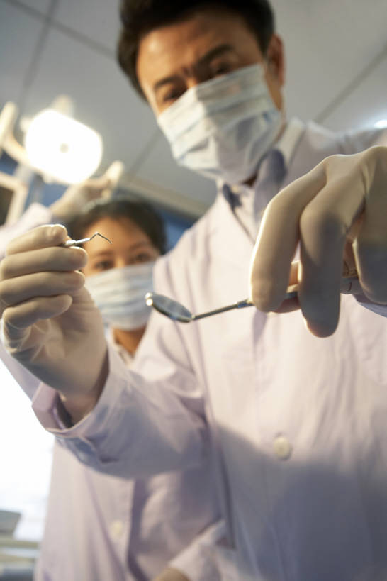 东方人,成年人,中年人,老年人,手,牙齿,两个人,医生,护士,办公室,医院,竖图,室内,仰视,通讯,安全,合作,技术,北京,中国,亚洲,握,准备,检查,工作,分离,面具,防护,过滤,打,分开,干净,现代,外套,灯,口罩,手套,教,站着,医护人员,医疗人员,职业,健康,隔断,服务,伸手,握着,遮掩,摄影,技巧,保护,隔离,害怕,权威,医疗,卫生,专心,牙科设备,掩盖,遮挡,恐怖,忧虑,关爱,净化,出示,手艺,间隔,医疗器械,保险,调整,预防,医疗工具,合伙,东亚,遮盖,实验服,口腔卫生,防尘,医疗机构,保全,周全,安稳,安定,防护手套,掩饰,断绝,隔开,屏蔽,屏绝,远离,中断,阻遏,阻隔,陈列柜,责任,技能,技艺,平安,认真,信任,男人,男性,女人,女性,中年女性,亚洲人,中国人,年轻人,齿,牙,牙龈,大夫,牙医,半身,彩图,低角度拍摄,病院,诊所,妙技,给予,本领,折角镜,门诊部,口腔医学,bj175