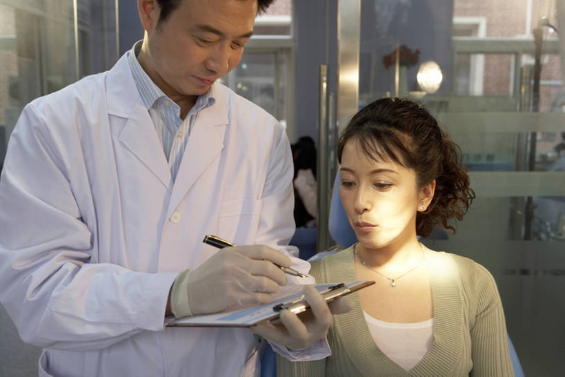 东方人,成年人,中年人,老年人,手,牙齿,两个人,医生,病人,护士,办公室,医院,站,坐,横图,x光片,室内,正面,讨论,通讯,安全,技术,亚洲,准备,检查,分离,辐射,科学,医学,瓷器,防护,过滤,分开,拿着,休闲装,干净,外套,水笔,口罩,手套,教,演讲,医护人员,医疗人员,职业,健康,隔断,服务,遮掩,通信,技巧,保护,隔离,写字板,权威,医疗,卫生,专心,准确,科学技术,x射线,牙科设备,掩盖,遮挡,解释,关爱,净化,华贵,出示,手艺,间隔,医疗器械,保险,预防,x光,医疗工具,东亚,遮盖,实验服,口腔卫生,防尘,医疗机构,北京市,保全,周全,安稳,安定,防护手套,掩饰,断绝,隔开,屏蔽,屏绝,远离,中断,阻遏,阻隔,陈列柜,责任,技能,技艺,潦草,平安,信任,老年男性,男人,男性,年轻女性,女人,女性,亚洲人,中国人,年轻人,齿,牙,牙龈,大夫,牙医,半身,彩图,病院,诊所,妙技,电磁波,电磁辐射,本领,门诊部,口腔医学,bj175