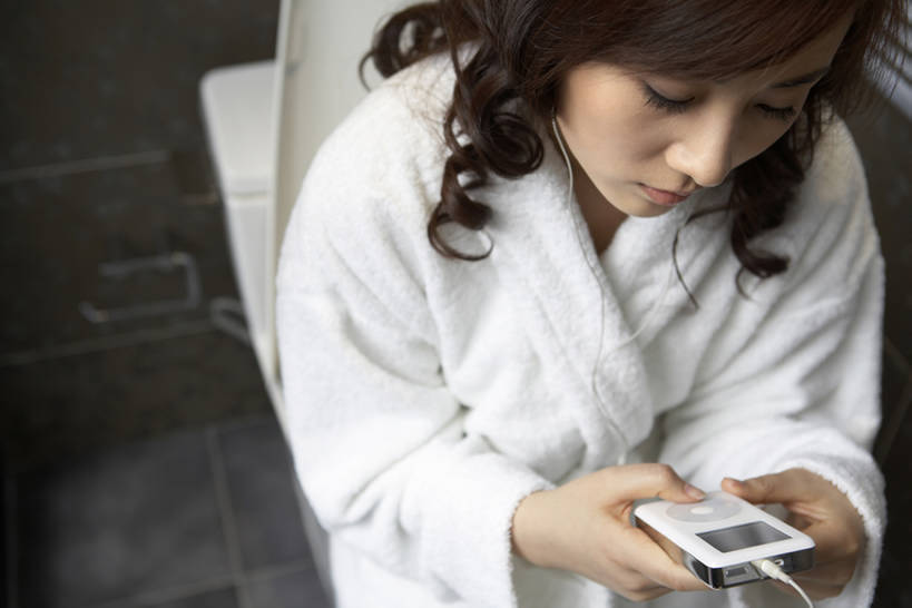 成年人,一个人,家庭,横图,室内,白天,正面,陶醉,快乐,浴室,北京,中国,亚洲,仅一个年轻女性,仅一个女性,仅一个人,握,房屋,公寓,音乐,听,音乐播放器,注视,干净,白色,随身听,观察,看,享受,休息,休闲,温暖,温馨,一家人,放松,握着,摄影,生活方式,观看,和睦,察看,舒适,住房,享乐,关注,房地产,MP3播放器,东亚,无忧无虑,年轻女性,女人,女性,中国人,年轻人,厕所,休闲活动,坐着,半身,彩图,高角度拍摄,浴衣,欢乐,ipod播放器,融洽,播放器,沉醉,bj175