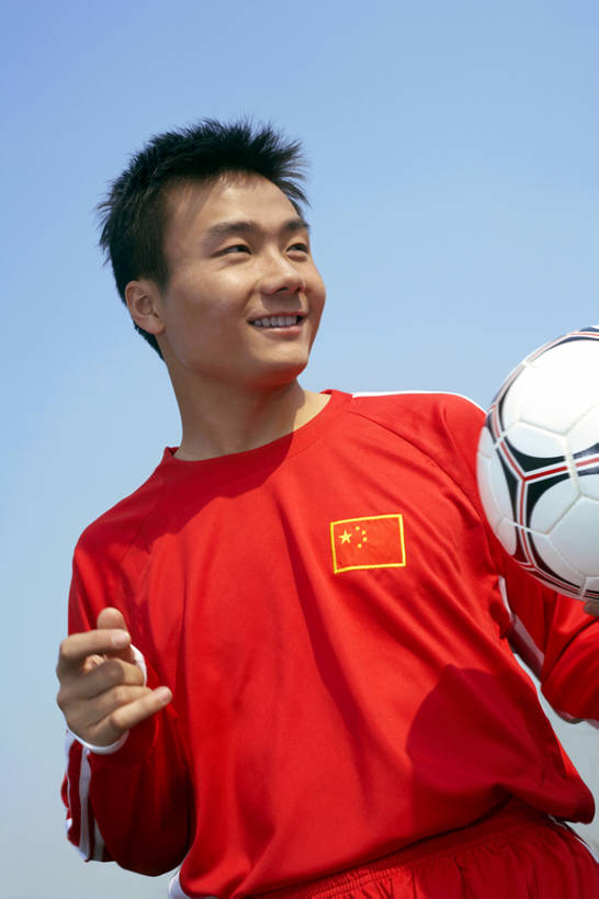 东方人,一个人,运动员,微笑,竖图,室外,白天,正面,仰视,运动服,制服,锻炼,游戏,快乐,幸福,比赛,运动,团队,竞争,橄榄球,足球,国旗,北京,日光,中国,亚洲,仅一个男性,仅一个人,握,条纹,服装,符号,田地,倾斜,玩,娱乐,球,仅一个年轻男性,衣服,红色,蓝天,站着,休闲,健康,握着,摄影,服饰,幽默,体育运动,衣着,穿着,中国文化,肖像,田径运动,东亚,队员,衣饰,体育,足球运动,男人,男性,年轻男性,亚洲人,中国人,年轻人,半身,彩图,低角度拍摄,健身,运动装,bj175