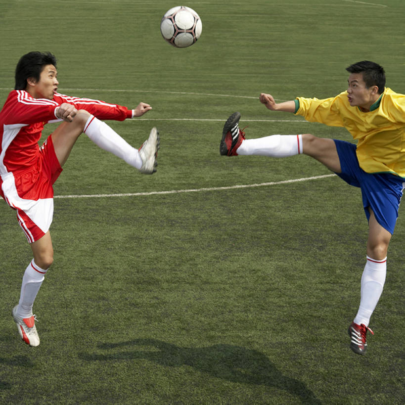 东方人,腿,运动员,足球场,跳,竖图,室外,白天,侧面,运动服,制服,锻炼,游戏,快乐,比赛,运动,团队,竞争,橄榄球,足球,北京,日光,中国,亚洲,踢,条纹,服装,田地,半空,娱乐,球,衣服,蓝天,夹板,休闲,概念,健康,力量,摄影,建造,服饰,专心,敏捷,体育运动,衣着,穿着,田径运动,挑战,东亚,队员,斗争,衣饰,技能,人造草皮,能力,体育,足球运动,男人,男性,年轻男性,亚洲人,中国人,年轻人,彩图,全身,健身,焦距,运动装,bj175