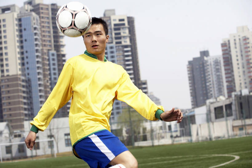 东方人,一个人,运动员,足球场,横图,室外,白天,侧面,运动服,制服,锻炼,游戏,快乐,比赛,运动,信心,竞争,橄榄球,足球,北京,日光,中国,亚洲,仅一个男性,仅一个人,踢,条纹,服装,田地,公寓,娱乐,球,仅一个年轻男性,衣服,黄色,蓝天,休闲,概念,健康,摄影,建造,服饰,专心,练习,敏捷,体育运动,衣着,穿着,房地产,田径运动,杂耍,东亚,队员,发展,衣饰,技能,人造草皮,体育,足球运动,男人,男性,年轻男性,亚洲人,中国人,年轻人,彩图,健身,焦距,运动装,bj175