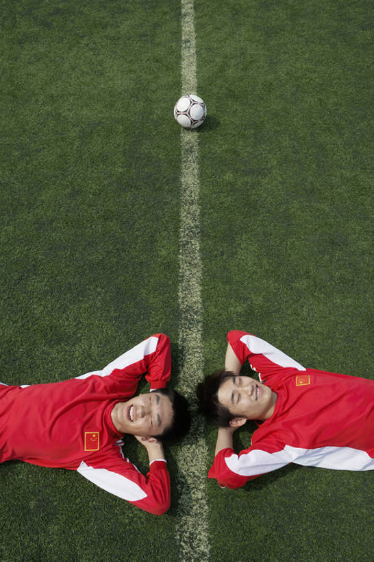 东方人,运动员,足球场,微笑,竖图,俯视,室外,白天,留白,运动服,制服,锻炼,游戏,快乐,满意,幸福,比赛,运动,团队,竞争,橄榄球,足球,北京,日光,中国,亚洲,抱头,条纹,服装,对称,界线,田地,娱乐,球,衣服,红色,绿色,蓝天,休息,休闲,健康,放松,摄影,服饰,双手抱头,享乐,体育运动,衣着,穿着,边界,田径运动,东亚,队员,捧首,捧头,衣饰,人造草皮,体育,足球运动,男人,男性,年轻男性,亚洲人,中国人,年轻人,闭着眼睛,躺着,仰卧,半身,彩图,健身,运动装,bj175