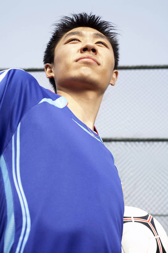 东方人,一个人,运动员,足球场,竖图,室外,白天,正面,仰视,运动服,制服,锻炼,游戏,快乐,骄傲,成功,比赛,运动,信心,竞争,橄榄球,足球,多云,北京,日光,中国,亚洲,仅一个男性,仅一个人,条纹,服装,田地,娱乐,球,仅一个年轻男性,衣服,蓝色,蓝天,休闲,独立,概念,健康,摄影,服饰,体育运动,衣着,穿着,田径运动,东亚,队员,衣饰,能力,体育,足球运动,男人,男性,年轻男性,亚洲人,中国人,年轻人,半身,彩图,低角度拍摄,健身,焦距,运动装,bj175