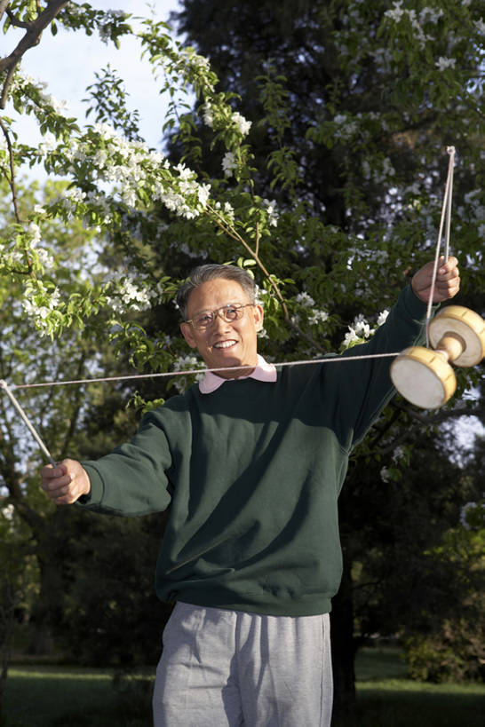 东方人,成年人,老年人,头发,一个人,公园,笑,微笑,露齿笑,竖图,室外,白天,正面,锻炼,游戏,快乐,满意,幸福,玩具,北京,中国,亚洲,仅一个男性,仅一个人,握,木制,年轻,玩,休闲装,传统,花,花朵,树,树叶,绿色,蓝天,自然,春天,站着,仅一个老年男性,休闲,健康,放松,个性,活力,平衡,握着,摄影,生活方式,灌木,宁静,退休,专心,享乐,练习,愉悦,中国文化,东亚,空竹,技能,老年男性,男人,男性,亚洲人,中国人,年轻人,休闲活动,彩图,欢乐,传统文化,细线,人老心不老,抽陀螺,bj175