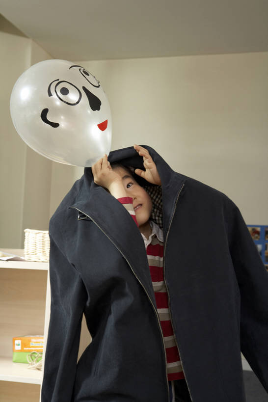 东方人,婴儿,儿童,一个人,家庭,学生,学校,站,举,竖图,俯视,航拍,室内,白天,正面,幸福,纯洁,玩具,北京,中国,亚洲,仅一个男性,仅一个人,握,艺术,装饰,房屋,公寓,教育,玩,娱乐,外套,刺激,小孩,灰色,气球,工艺品,看,托,站着,仅一个小孩,教室,概念,思考,温暖,温馨,一家人,幻想,可爱,探索,淘气,童年,童趣,无辜,握着,幼儿园,摄影,活泼,生长,希望,幽默,和睦,创造力,笑脸,专心,隐藏,享乐,愉悦,捉迷藏,鸟瞰,宝宝,播放,手艺,想象,童真,东亚,纯真,烂漫,无邪,发展,重要,茄克,无忧无虑,伶俐,冒险,天真,男孩,男人,男性,亚洲人,中国人,孩子,举起,举手,举着,向上举,向上伸,向上托,站立,半身,彩图,高角度拍摄,装扮,欢乐,融洽,男生,拟人,蠢人,bj175