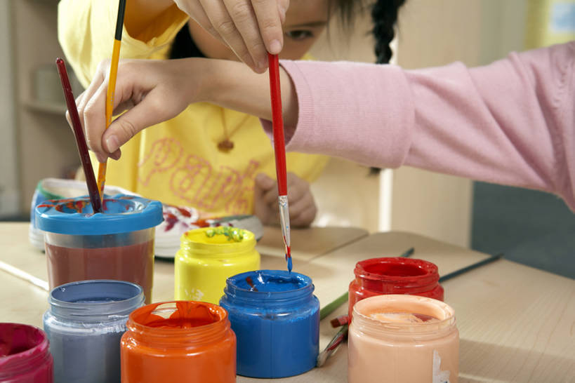 东方人,婴儿,儿童,一个人,两个人,学生,学校,站,横图,室内,白天,正面,幸福,纯洁,团队,桌子,鞋子,北京,中国,亚洲,仅一个女性,仅一个人,握,艺术,装饰,教育,玩,刷,娱乐,水笔,小孩,画笔,工艺品,站着,仅一个小孩,教室,可爱,童年,童趣,无辜,握着,艺术家,幼儿园,摄影,活泼,生长,颜料,创造力,专心,知识,享乐,愉悦,着色,宝宝,播放,作画,手艺,选择,想象,染料,童真,东亚,纯真,烂漫,无邪,广口瓶,发展,陪同,重要,陪伴,无忧无虑,伶俐,天真,男孩,男人,男性,女孩,女人,女性,亚洲人,中国人,孩子,画画,站立,坐着,半身,彩图,欢乐,男生,女生,浸渍,伴随,bj175