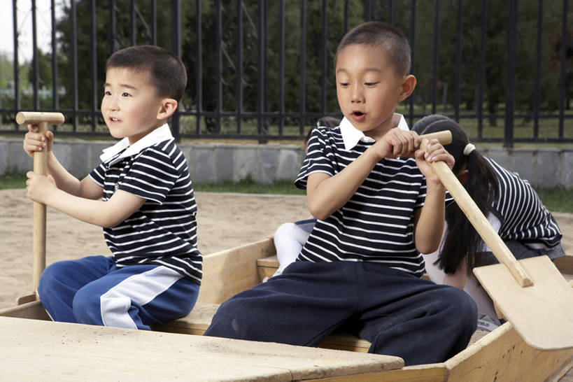 帆船,东方人,婴儿,儿童,两个人,兄弟,姐妹,学生,水手,学校,操场,公园,站,微笑,横图,室外,白天,正面,球衣,快乐,兴奋,探险,友谊,幸福,纯洁,合作,太阳,船,北京,日光,中国,亚洲,划桨,握,条纹,工作,工具,沙子,玩,铲,休闲装,娱乐,沙坑,刺激,扮演,小孩,交通工具,站着,独立,幻想,可爱,探索,童年,童趣,无辜,握着,幼儿园,摄影,活泼,生长,航海,享乐,愉悦,载具,宝宝,播放,努力,划水,梦想,想象,童真,东亚,纯真,烂漫,无邪,发展,重要,无忧无虑,伶俐,冒险,天真,男孩,男人,男性,女孩,亚洲人,中国人,孩子,站立,坐着,彩图,玩具船,男生,明轮船,bj175