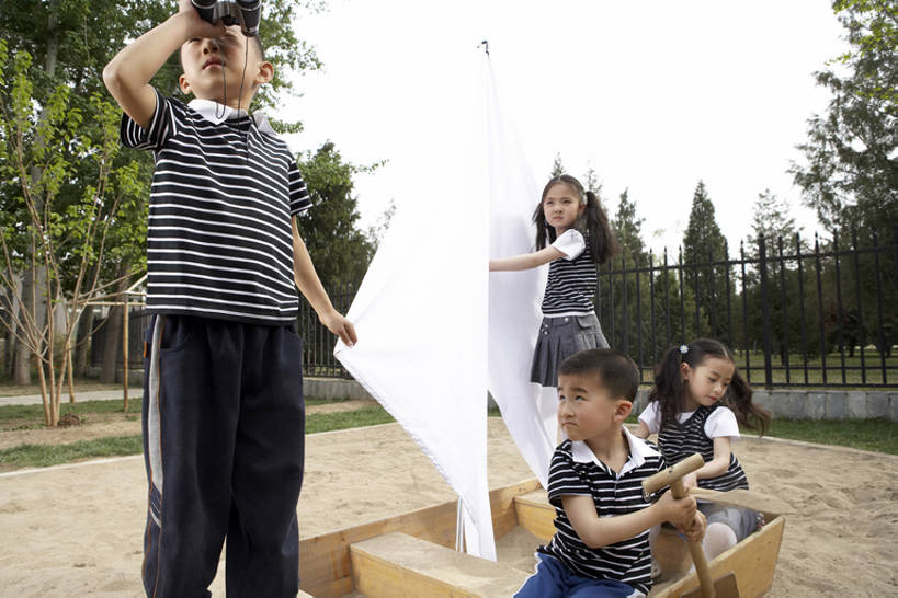 帆船,东方人,婴儿,儿童,四个人,兄弟,姐妹,学生,水手,学校,操场,公园,站,横图,室外,白天,正面,球衣,兴奋,探险,友谊,幸福,纯洁,合作,太阳,船,北京,日光,中国,亚洲,划桨,条纹,工作,工具,沙子,玩,铲,注视,娱乐,沙坑,刺激,扮演,小孩,交通工具,观察,看,站着,独立,帆,幻想,可爱,探索,童年,童趣,无辜,幼儿园,摄影,活泼,生长,观看,航海,察看,专心,享乐,愉悦,关注,载具,宝宝,播放,努力,划水,梦想,想象,童真,东亚,纯真,烂漫,无邪,发展,陪同,搜寻,重要,双筒望远镜,陪伴,无忧无虑,伶俐,冒险,天真,男孩,男人,男性,女孩,亚洲人,中国人,孩子,站立,坐着,彩图,玩具船,男生,明轮船,伴随,bj175