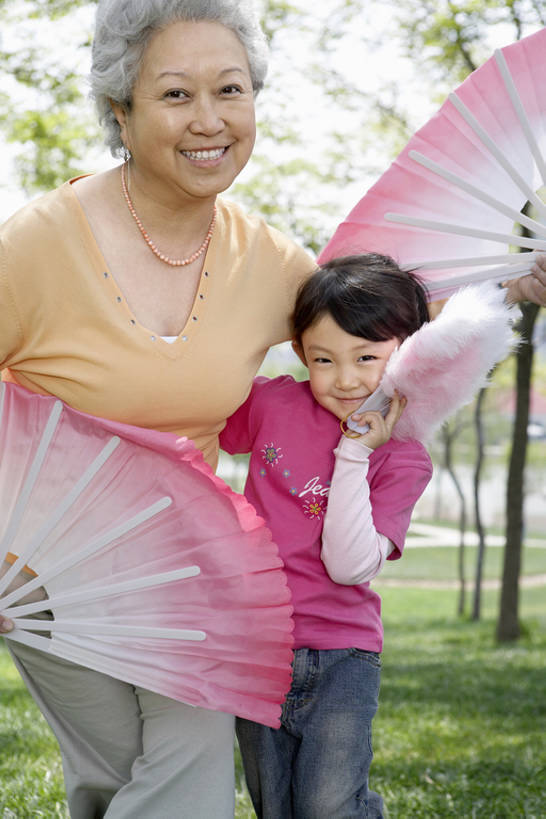 东方人,婴儿,儿童,成年人,老年人,头发,两个人,家庭,女儿,儿子,祖母,公园,蹲,笑,微笑,露齿笑,竖图,室外,白天,正面,锻炼,旅游,度假,通讯,纯洁,美景,北京,日光,中国,亚洲,表演,连接,握,折扇,景观,联系,美丽,T恤,注视,牛仔裤,休闲装,娱乐,传统,刺激,草,树,小孩,粉色,绿色,自然,春天,观察,看,手势,站着,享受,休闲,健康,景色,放松,活力,季节,可爱,平衡,亲密,童年,童趣,无辜,搭,握着,摄影,活泼,生长,观看,支撑,察看,退休,专心,享乐,练习,愉悦,搭着,关爱,关注,中国文化,自然风光,记忆,亲情,宝宝,爱好,出示,激励,户外活动,童真,东亚,纯真,烂漫,无邪,发展,陪同,技能,陪伴,无忧无虑,伶俐,天真,老年女性,女孩,女人,女性,亚洲人,中国人,孩子,孙女,休闲活动,舞者,彩图,欢乐,舞蹈,打手势,传统文化,人老心不老,扇舞,好奇心,伴随,bj175