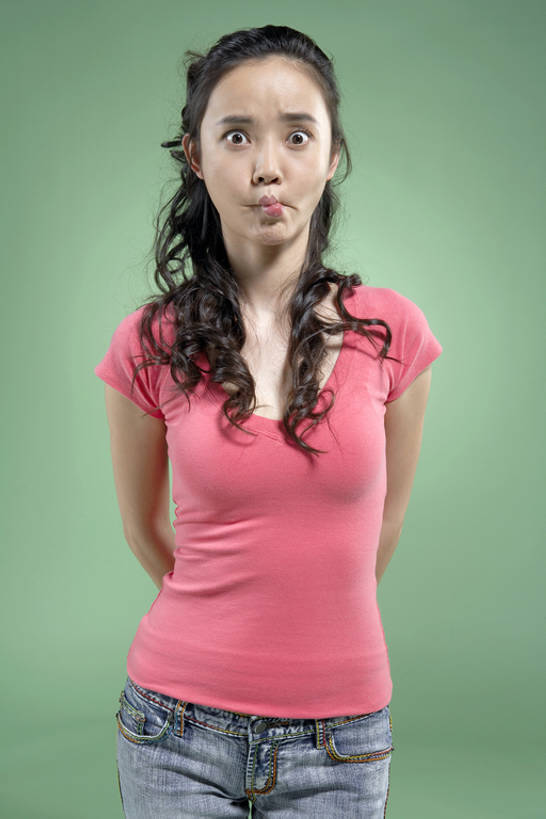 东方人,成年人,一个人,竖图,正面,快乐,幸福,纯洁,北京,中国,亚洲,黄色背景,人物,玩,T恤,注视,牛仔裤,休闲装,绿色,观察,看,休息,休闲,独立,鬼脸,撅嘴,放松,个性,可爱,淘气,童年,童趣,无辜,摄影,观看,幽默,察看,创造力,酷,享乐,关注,肖像,童真,东亚,烂漫,无邪,背手,天真,年轻女性,女人,女性,亚洲人,中国人,年轻人,休闲活动,亲吻,半身,彩图,影棚拍摄,欢乐,bj175