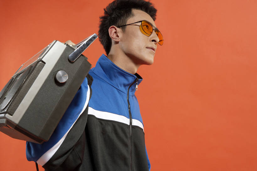 东方人,成年人,脸,头,脸颊,一个人,学生,横图,留白,侧面,运动服,快乐,幸福,复古,技术,书房,北京,中国,亚洲,仅一个男性,仅一个人,握,黄色背景,服装,人物,古典,音乐,注视,娱乐,设备,喇叭,肩膀,仅一个年轻男性,衣服,太阳镜,收音机,观察,看,扛,站着,休息,休闲,独立,表情,放松,个性,想,握着,摄影,服饰,生长,观看,希望,信号,无线电,察看,创造力,专心,酷,享乐,衣着,穿着,关注,运送,广播,噪声,出示,音乐人,东亚,衣饰,无线电技术,无忧无虑,男人,男性,年轻男性,亚洲人,中国人,年轻人,头部,脸部,脸蛋,面部,休闲活动,舞者,彩图,影棚拍摄,欢乐,收录机,运动装,无线电接收机,bj175