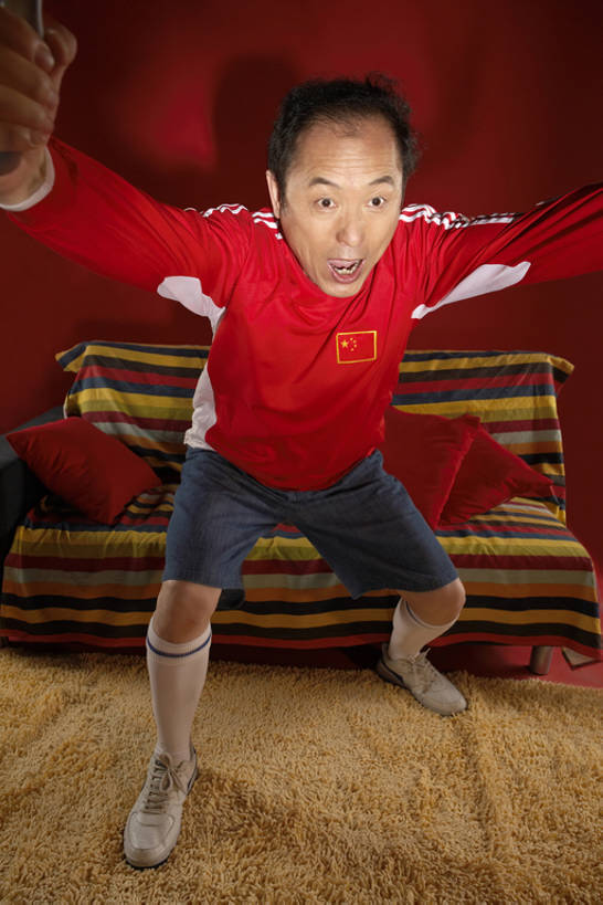 东方人,成年人,中年人,老年人,一个人,家庭,客厅,举,笑,微笑,露齿笑,竖图,室内,夜晚,正面,运动服,运动鞋,快乐,满意,兴奋,自由,幸福,热情,成功,运动,竞争,地毯,沙发,电视,国旗,北京,中国,亚洲,仅一个男性,仅一个人,仅一个中年男性,握,短裤,服装,欢呼,毯子,房屋,公寓,酒类,T恤,大喊,注视,袜子,刺激,衣服,观察,看,手势,托,站着,张嘴,休闲,温暖,温馨,一家人,个性,活力,决定,凝视,握着,摄影,服饰,生活方式,观看,希望,惊奇,支撑,和睦,察看,专心,起居室,酷,享乐,衣着,愉悦,成就,穿着,关注,运送,中国文化,彩电,爱好,激励,私密,张大嘴巴,中国国旗,东亚,爱国主义,软垫,彩色电视机,显像管屏,显像管屏幕,衣饰,神迹,贡献,无忧无虑,能力,获胜,信任,足球运动,男人,男性,中年男性,亚洲人,中国人,拳头,电视机,张开嘴,休闲活动,举起,举手,举着,向上举,向上伸,向上托,彩图,全身,喝醉,融洽,打手势,运动装,精力,醉,bj175