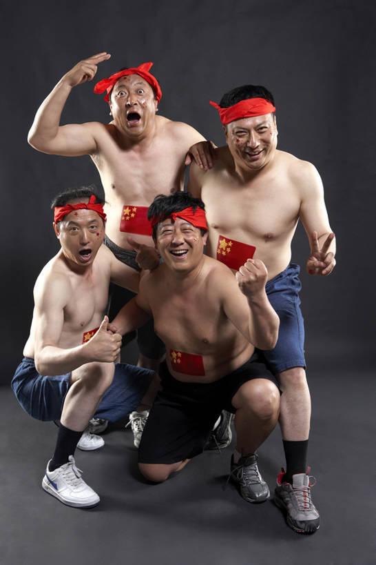 东方人,成年人,中年人,老年人,胃,四个人,蹲,笑,微笑,露齿笑,竖图,室内,正面,运动鞋,快乐,满意,通讯,兴奋,友谊,幸福,热情,骄傲,成功,运动,国旗,北京,中国,亚洲,握,黑色背景,黄色背景,短裤,欢呼,人物,大喊,注视,休闲装,发带,袜子,裸露,刺激,黑色,灰色,观察,看,手势,站着,休闲,亲密,搭,凝视,握着,摄影,生活方式,观看,希望,颜料,惊奇,幽默,支撑,察看,专心,酷,享乐,愉悦,工作室,成就,搭着,关注,肖像,爱好,出示,激励,裸,身份,荣誉,啦啦队,中国国旗,东亚,陪同,忠诚,爱国主义,神迹,贡献,陪伴,无忧无虑,能力,获胜,团结,信任,足球运动,老年男性,男人,男性,中年男性,亚洲人,中国人,拳头,跪着,拥抱,彩图,全身,影棚拍摄,打手势,精力,摆拍,蠢人,伴随,bj175