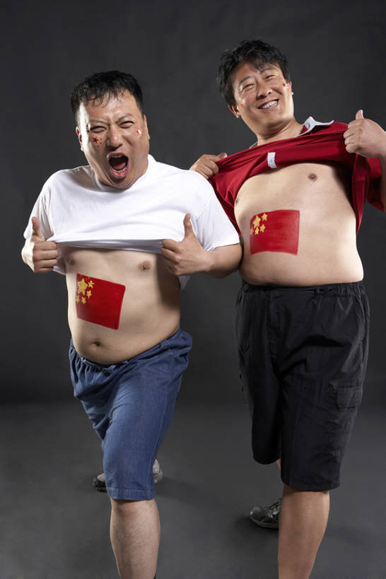 东方人,成年人,中年人,老年人,胃,两个人,拉,笑,微笑,露齿笑,竖图,室内,正面,运动鞋,快乐,满意,通讯,兴奋,友谊,幸福,热情,骄傲,分享,成功,运动,国旗,北京,中国,亚洲,握,黑色背景,黄色背景,短裤,欢呼,人物,T恤,大喊,注视,休闲装,发带,袜子,刺激,黑色,灰色,观察,看,站着,张嘴,休闲,凝视,握着,摄影,生活方式,观看,希望,颜料,惊奇,幽默,支撑,察看,专心,酷,享乐,愉悦,工作室,成就,关注,肖像,爱好,出示,激励,身份,荣誉,张大嘴巴,中国国旗,东亚,陪同,忠诚,爱国主义,神迹,贡献,陪伴,能力,获胜,团结,信任,足球运动,老年男性,男人,男性,中年男性,亚洲人,中国人,张开嘴,触摸,彩图,影棚拍摄,精力,摆拍,蠢人,伴随,bj175